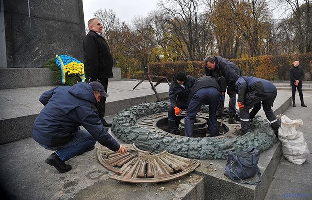 В Киеве убирают оскверненный цементом Вечный огонь: опубликованы фото