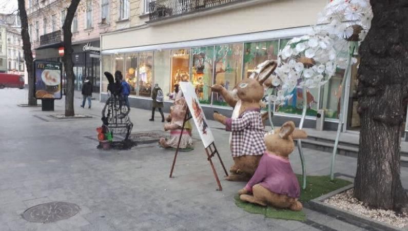 Після ведмедів у Києві горіли зайці біля магазину Roshen у Львові: з'явились фото