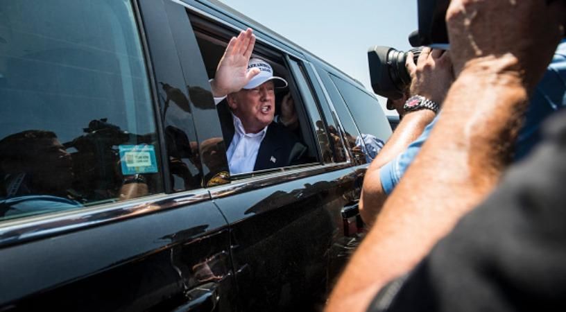 Як перевозять кортеж Трампа під час його світових турне: з’явились фото Як перевозять кортеж Трампа під час його світових турне: з’явились фото