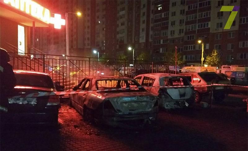У поліції назвали нічні підпали авто в Одесі кримінальними розбірками