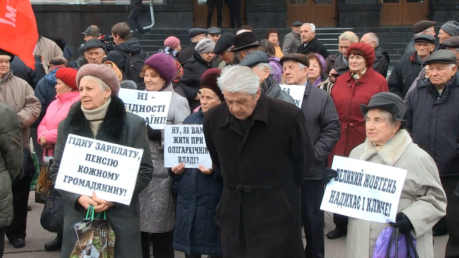 В Житомире коммунисты собрались по случаю 100-летия Октябрьской революции: "красные" фото