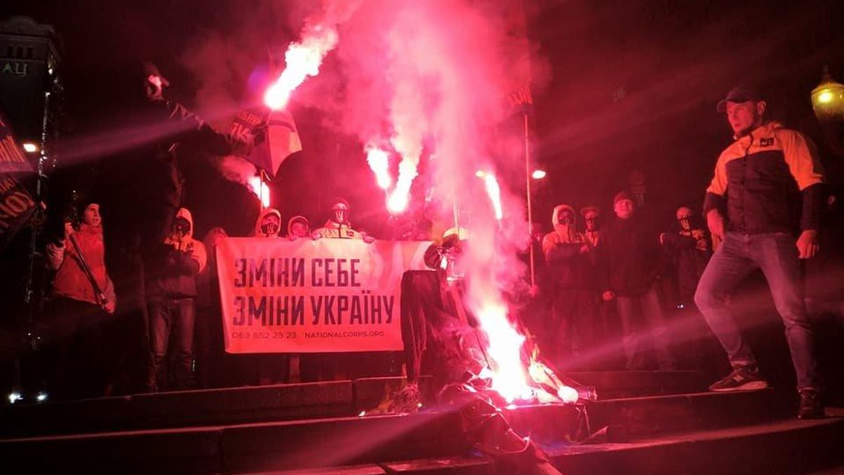 У Києві спалили Леніна: опублікували фото