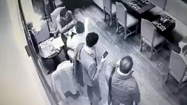 У кафе Києва пограбували екс-чиновника АП: відео з камер стеження