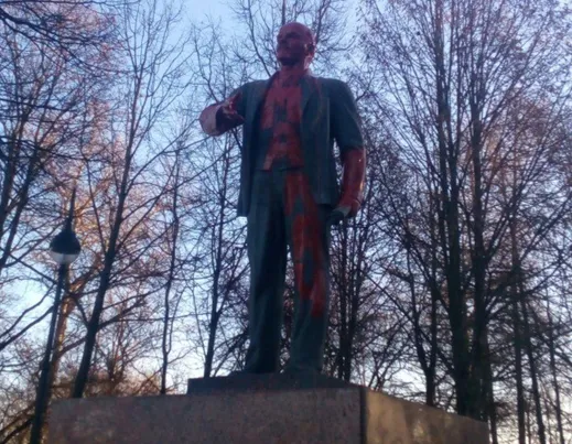 Пам'ятник Леніну облили червоною фарбою в Росії