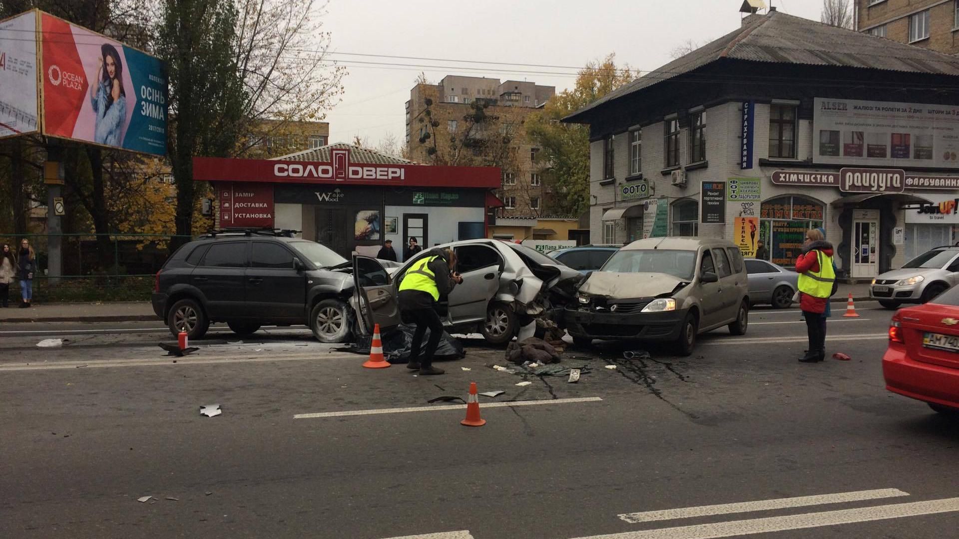 Смертельна ДТП у Києві: два авто розчавили третє