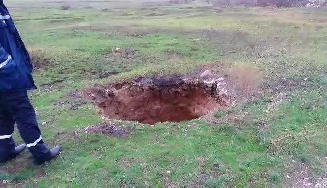 Глубокая пропасть образовалось в Донецкой области: спасатели показали фото Глубокая пропасть образовалось в Донецкой области: спасатели показали фото