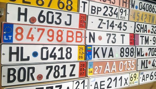 Авто на "евробляхах": Литва и ГФС расследуют законность ввоза в Украину таких авто