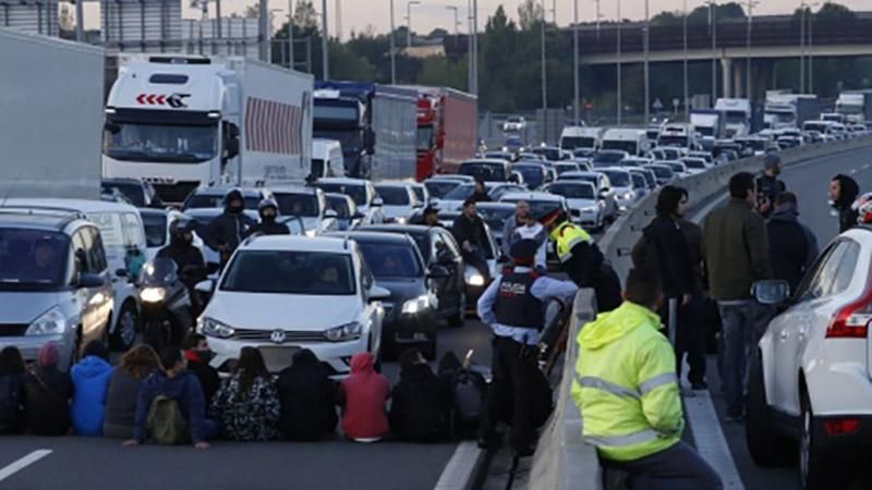 У Каталонії люди заблокували чимало доріг: з'явились фото, відео