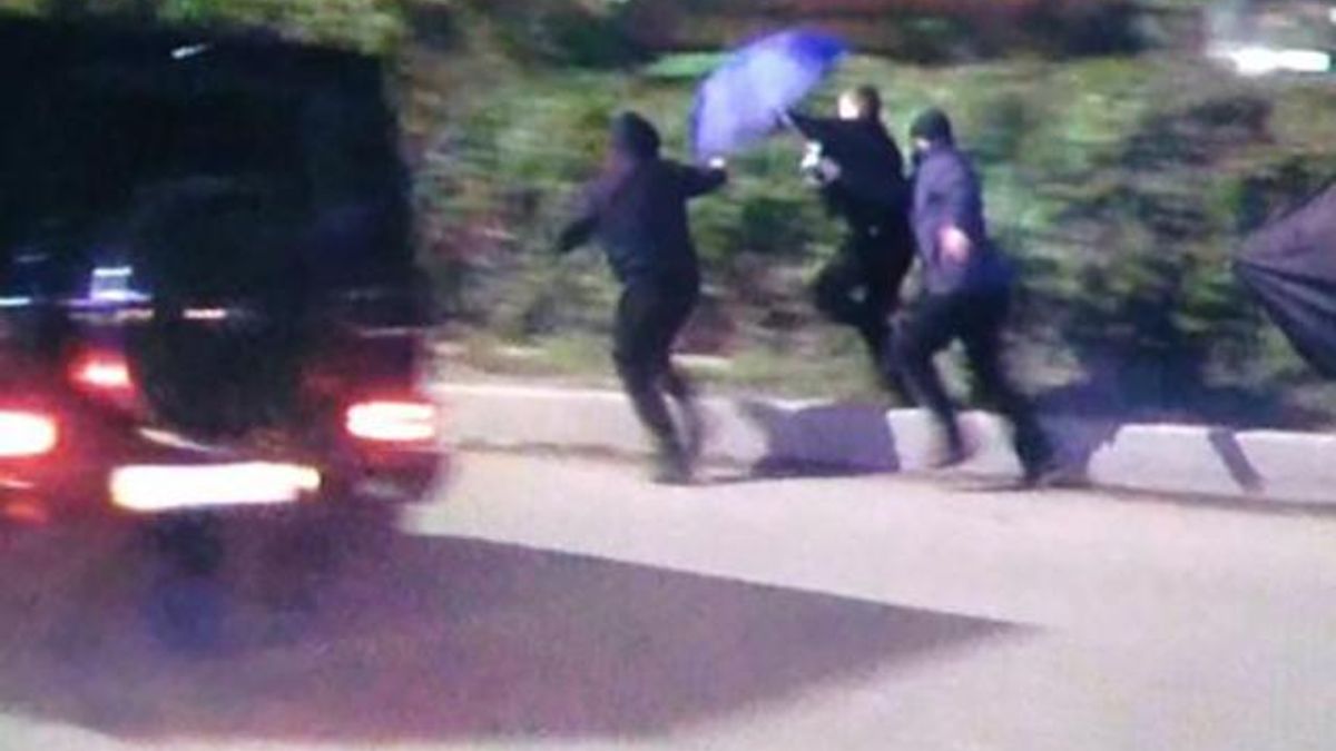 Полиция расследует нападение на журналистов в Киеве, которые снимали прилет Медведчука Полиция расследует нападение на журналистов в Киеве, которые снимали прилет Медведчука