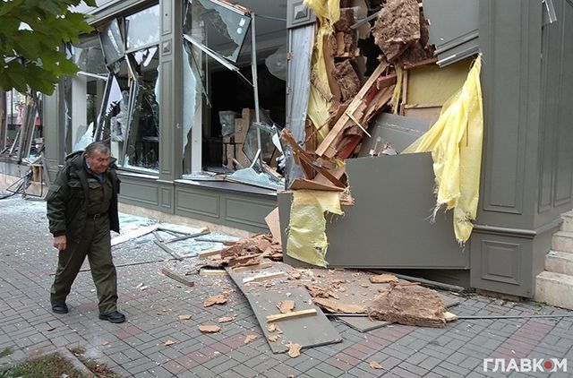 У Києві невідомі екскаватором розтрощили меблевий магазин