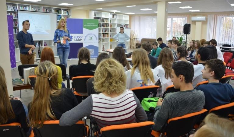 За рік волонтери привезли на Донбас більше 30 тисяч українських книг За рік волонтери привезли на Донбас більше 30 тисяч українських книг