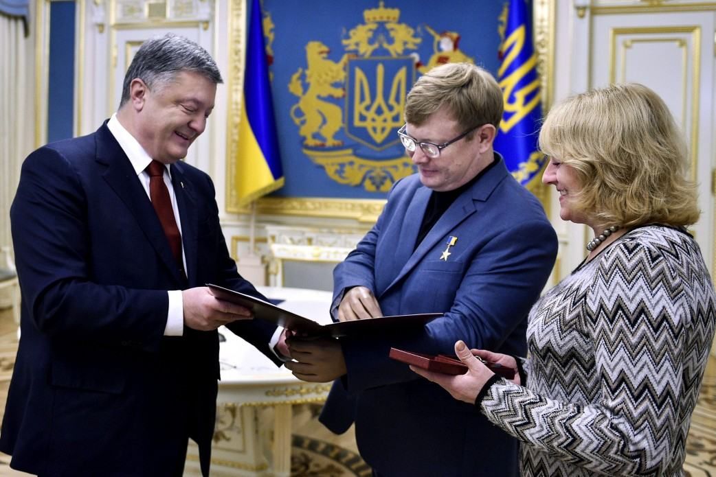 Герою Украины Жемчугову вручили ключи от новой квартиры