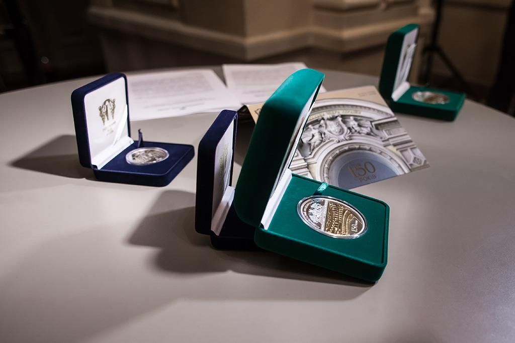 Национальная опера Украины получила на юбилей необычные подарки Национальная опера Украины получила на юбилей необычные подарки