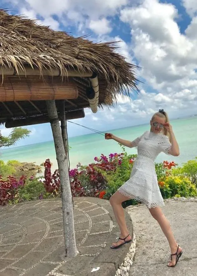 Українка Марина Ектон, яка купила маєток Кардашян, була секретаркою глави ГПУ Українка Марина Ектон, яка купила маєток Кардашян, була секретаркою глави ГПУ