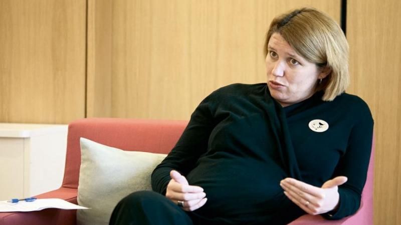 "Щоб твітити": британський посол розповіла, чому вивчає українську "Щоб твітити": британський посол розповіла, чому вивчає українську