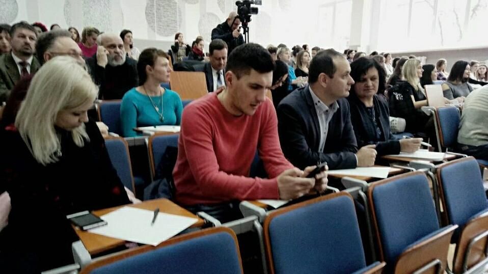 Письменники та політики написали Диктант Єдності на Прикарпатті: враження Письменники та політики написали Диктант Єдності на Прикарпатті: враження