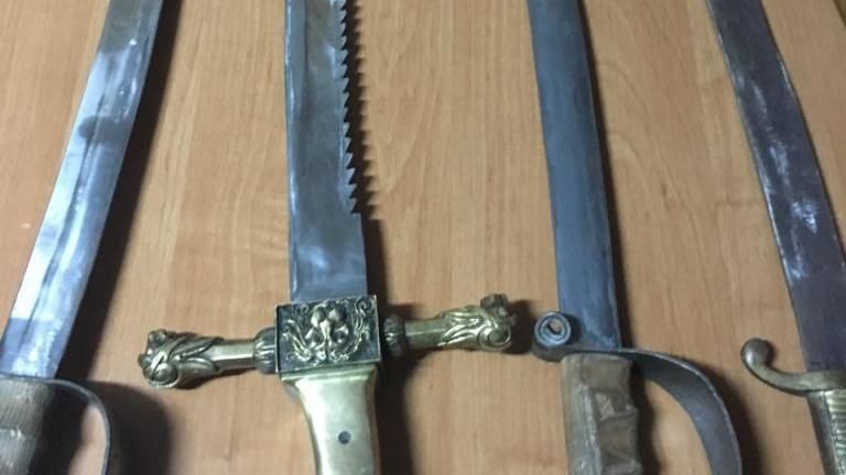 Росіянин намагався вивезти з України старовинну зброю: фото Росіянин намагався вивезти з України старовинну зброю: фото