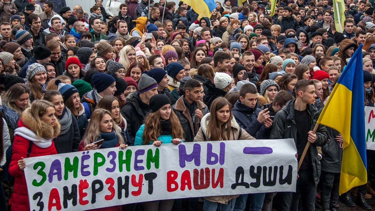 У Дніпрі студенти масово вийшли на протест через відсутність опалення у виші: фоторепортаж