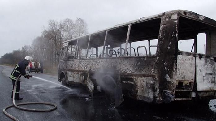 Ритуальний автобус з труною загорівся біля Житомира: фото та відео