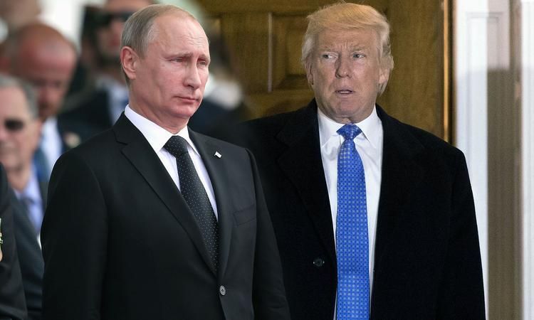 Трамп поплескав Путіна по плечу під час зустрічі у В'єтнамі Трамп поплескав Путіна по плечу під час зустрічі у В'єтнамі