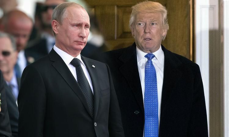 Трамп поплескав Путіна по плечу під час зустрічі у В'єтнамі