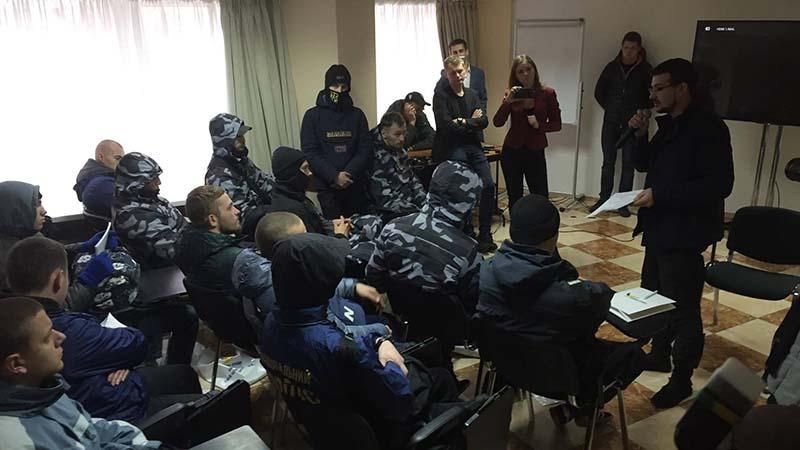 "Форум" Клименко заблокировали представители "Азова": появились фото "Форум" Клименко заблокировали представители "Азова": появились фото