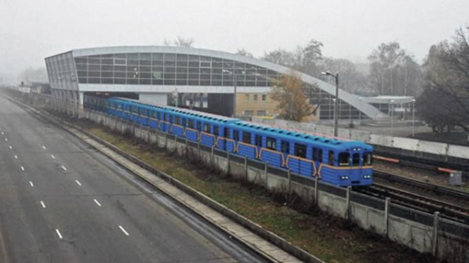 Пасажир впав на колії метро в Києві