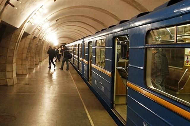 Умер мужчина, который упал на рельсы киевского метро