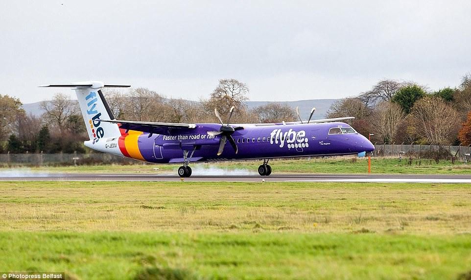 В Великобритании самолет потерпел крушение при посадке: фото и видео