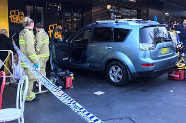 У Франції водій авто навмисно влетів у натовп людей: постраждали студенти У Франції водій авто навмисно влетів у натовп людей: постраждали студенти