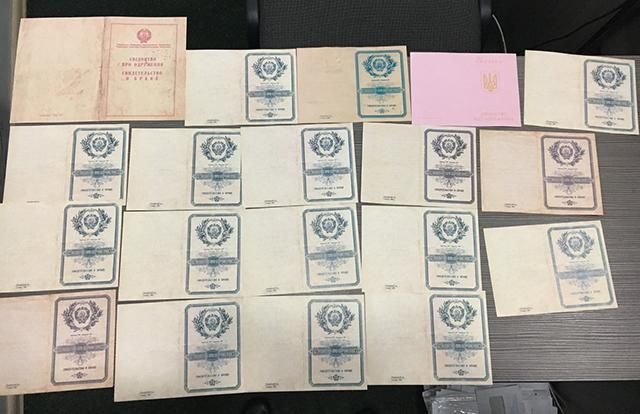 У Західній Україні нелегальні центри оформлювали подвійне громадянство: СБУ "прикрила" бізнес У Західній Україні нелегальні центри оформлювали подвійне громадянство: СБУ "прикрила" бізнес