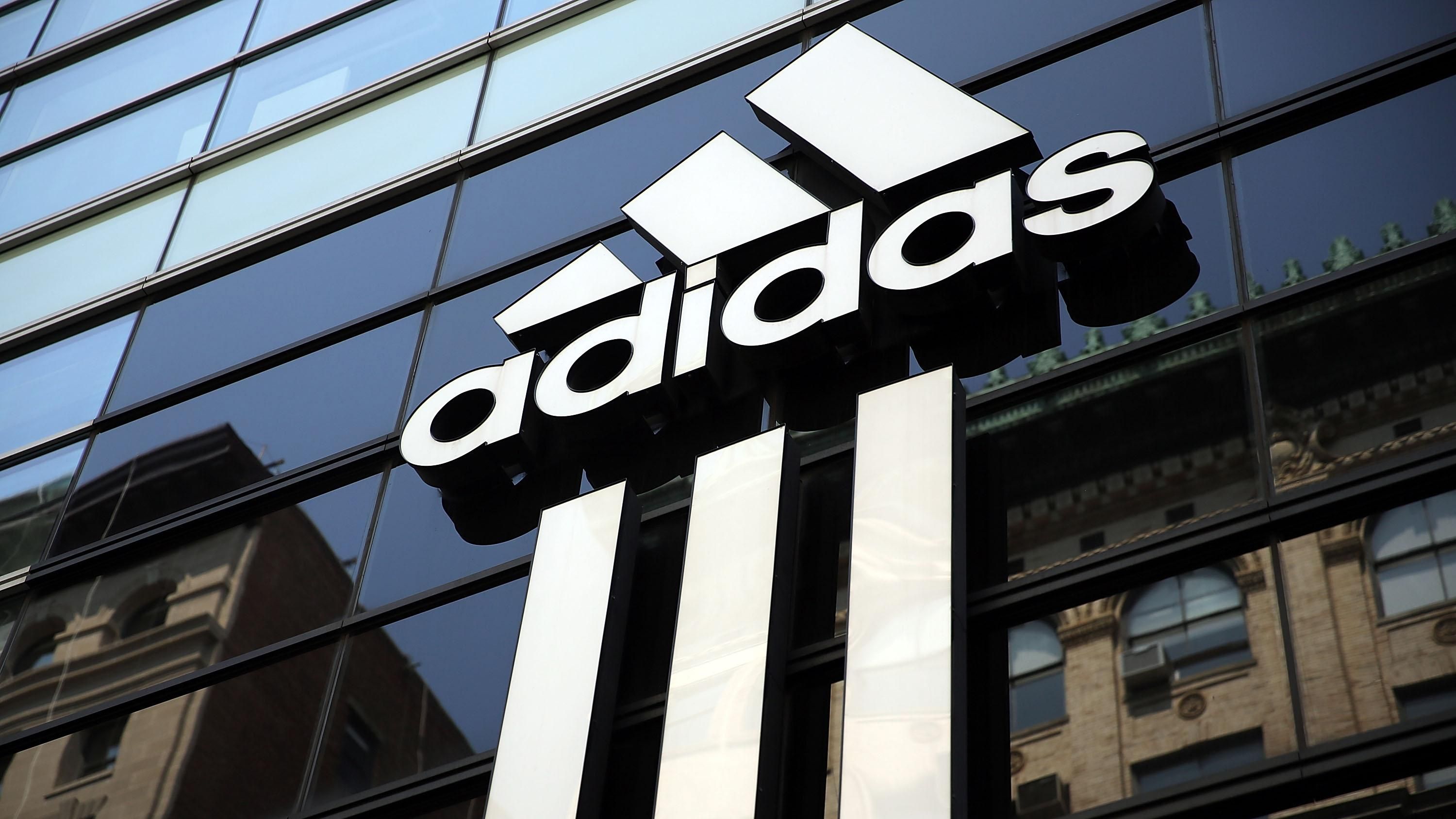 "Полум'яний український привіт Adidas": у компанії не знали, кому насправді належить Крим "Полум'яний український привіт Adidas": у компанії не знали, кому насправді належить Крим