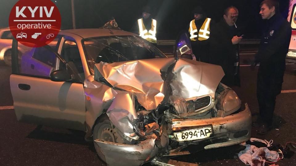 Жахлива аварія у Києві: люди були затиснуті між двома авто Жахлива аварія у Києві: люди були затиснуті між двома авто