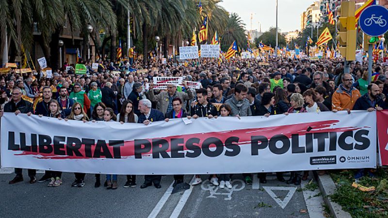 Багатотисячний натовп заполонив вулиці Барселони: з'явились фото Багатотисячний натовп заполонив вулиці Барселони: з'явились фото