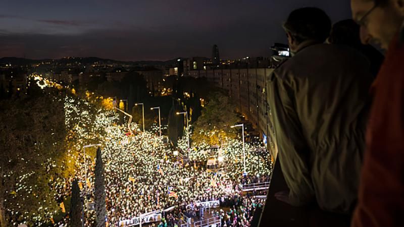 Многотысячная толпа заполонила улицы Барселоны: появились фото Многотысячная толпа заполонила улицы Барселоны: появились фото
