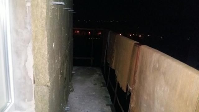 Студент выпал с балкона на 9 этаже, выйдя покурить Студент выпал с балкона на 9 этаже, выйдя покурить