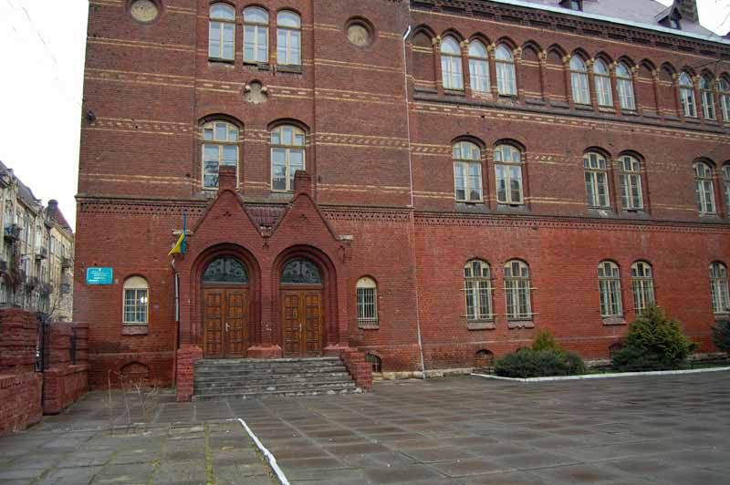 У львівській гімназії не можуть замінити старі вікна через історичну цінність будівлі
