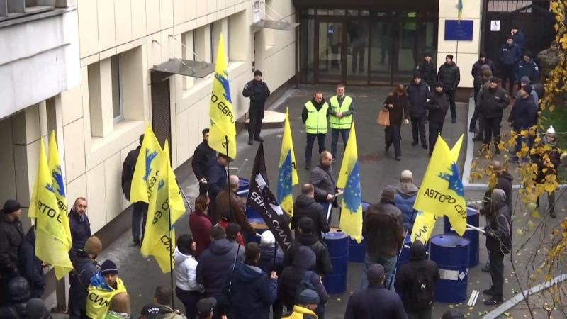 Війна з "євробляхами": в Україні почали штрафувати за іноземні номери
Війна з "євробляхами": в Україні почали штрафувати за іноземні номери