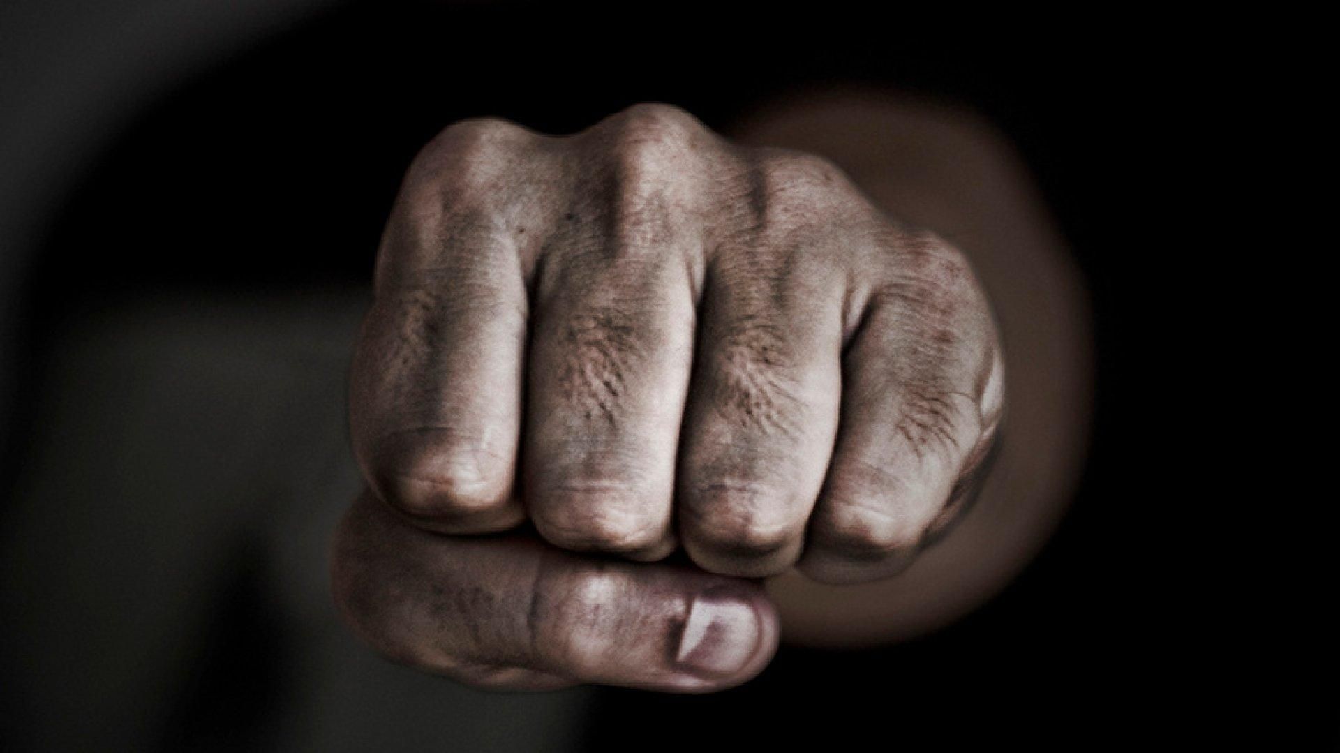 В Попасной украинские военные избили мирного жителя В Попасной украинские военные избили мирного жителя