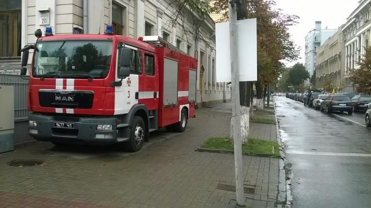 Автомобиль вспыхнул посреди дня в Киеве Автомобиль вспыхнул посреди дня в Киеве