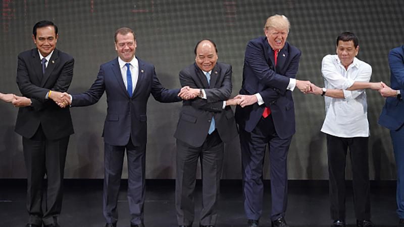 Трамп вкотре потішив своїм рукостисканням і промовистою мімікою: відео Трамп вкотре потішив своїм рукостисканням і промовистою мімікою: відео