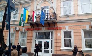 В городе на Закарпатье сорвали флаг Венгрии, страна требует расследовать инцидент