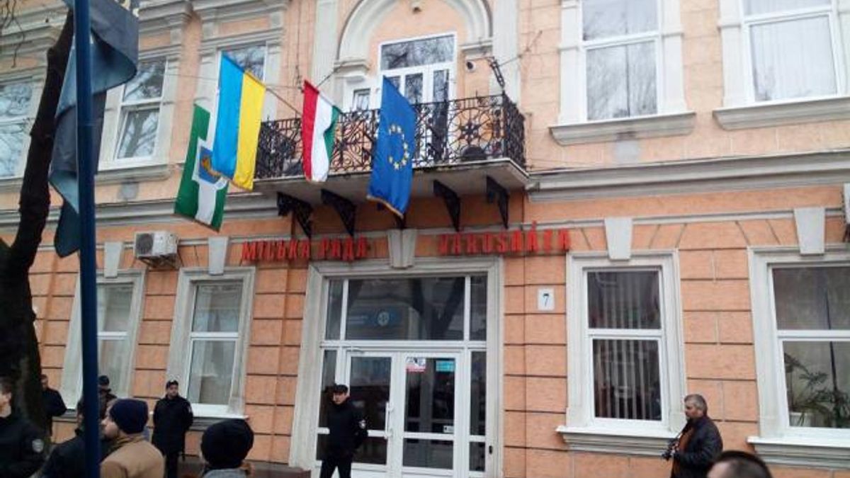 В городе на Закарпатье сорвали флаг Венгрии, страна требует расследовать инцидент В городе на Закарпатье сорвали флаг Венгрии, страна требует расследовать инцидент