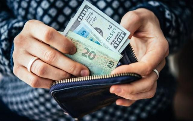 У Нацбанку пояснили, чому українці масово скуповують іноземну валюту У Нацбанку пояснили, чому українці масово скуповують іноземну валюту