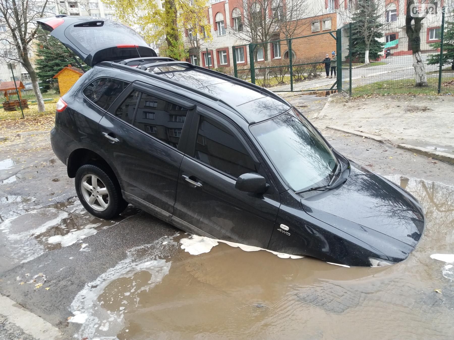 В Сумах автомобиль провалился под асфальт