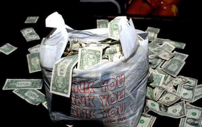 Чиновник Херсонщины нашел в кабинете пакет с деньгами: полиция подозревает, что это – взятка