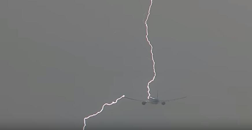 В мережі з'явилось відео, як блискавка влучила в пасажирський літак В мережі з'явилось відео, як блискавка влучила в пасажирський літак