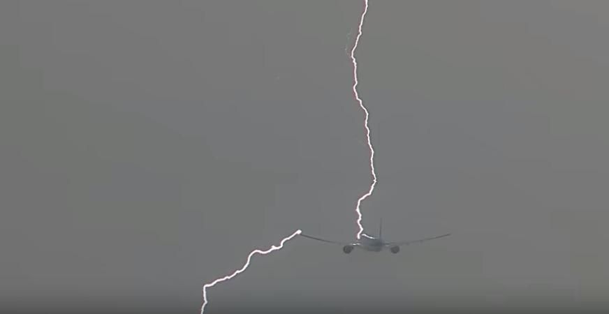 В сети появилось видео, как молния попала в пассажирский самолет