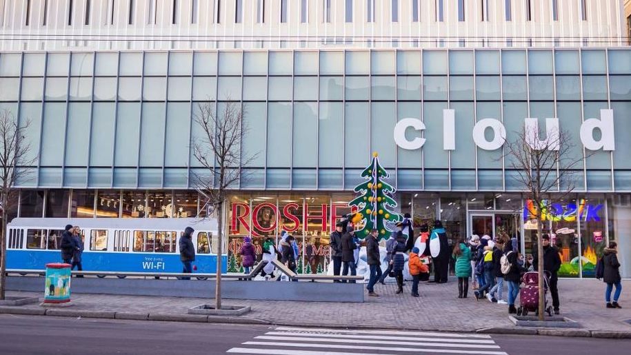 Активістка Femen підпалила декоративний трамвай біля магазину Roshen у Вінниці Активістка Femen підпалила декоративний трамвай біля магазину Roshen у Вінниці