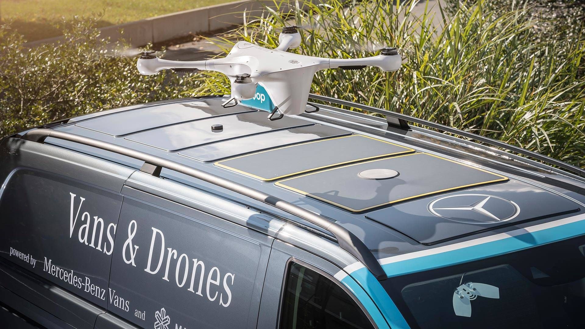 Mercedes-Benz запускает службу доставки товаров с помощью квадрокоптера Mercedes-Benz запускает службу доставки товаров с помощью квадрокоптера